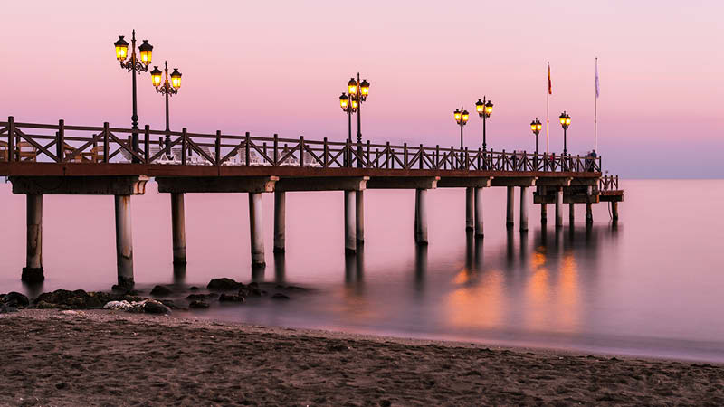 Vacker pir i solnedgngen p semesterorten Marbella.